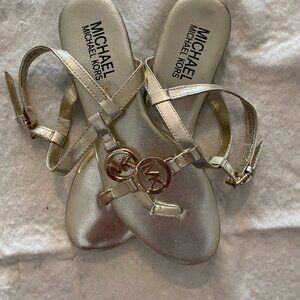 Michael Kors gold scandels size 6